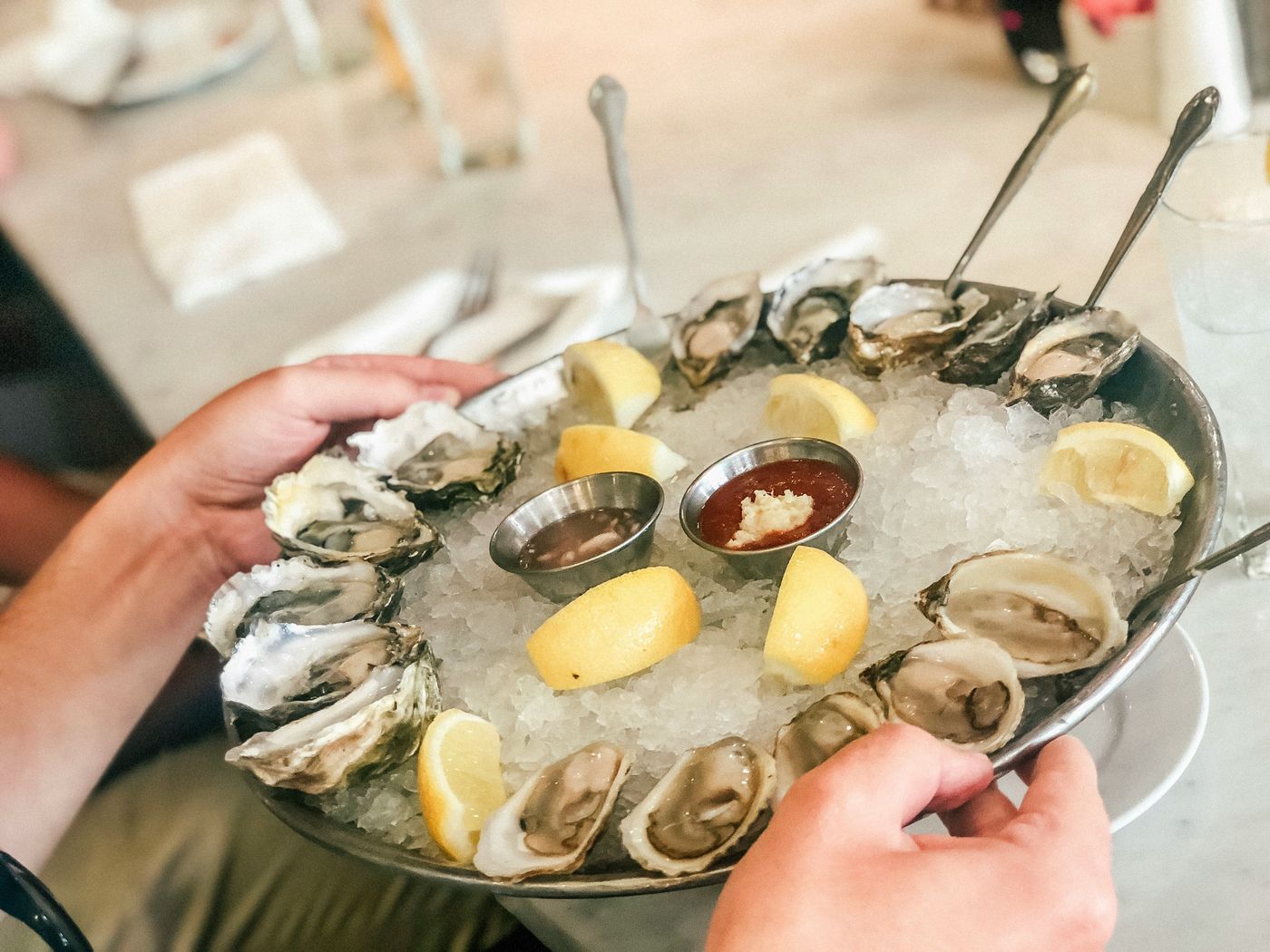 Een bord oesters op ijs