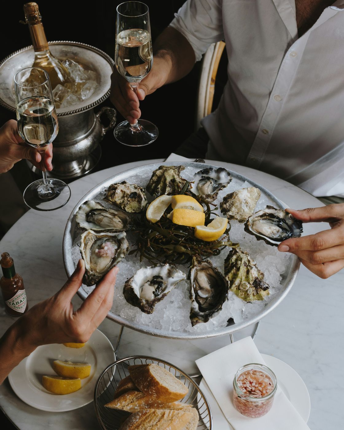Tafel met oesters en glazen
